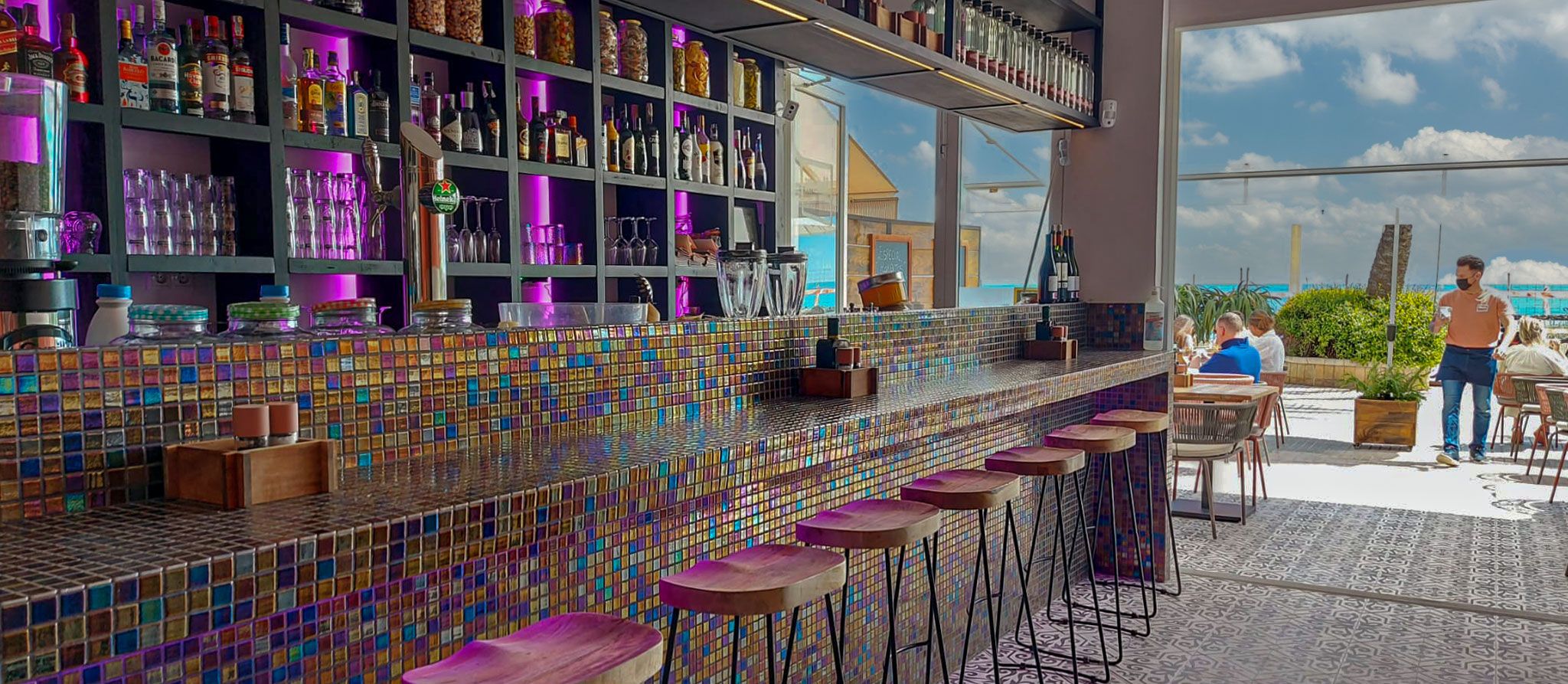 Momentos by Nola, sharing drinks, food and good times!